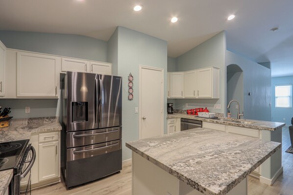 Jääkaappi, mikroaaltouuni, uuni, liesi