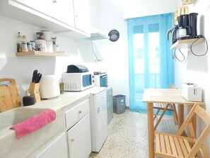 Frigorifero, microonde, forno, piano cottura