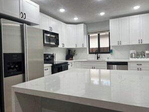 Kühlschrank, Mikrowelle, Ofen, Herdplatte