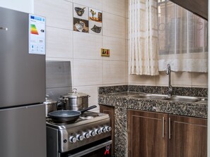 ثلاجة، ميكروويف، فرن، موقد طهي مسطح