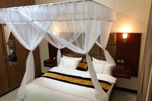 2 bedrooms, iron/ironing board, WiFi, bed sheets - 2 Bed - Sleeps 4 - Parking - Free Airport Shuttle (Entebbe)