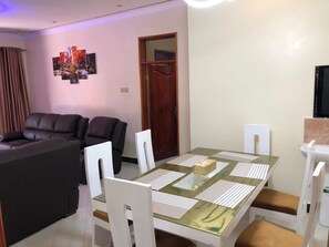 Dining - 2 Bed - Sleeps 4 - Parking - Free Airport Shuttle (Entebbe)