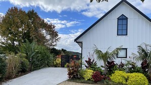 Property grounds - Gorgeous private studio apartment midway between Omaha & Matakana (Point Wells)