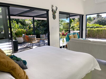 Gorgeous private studio apartment midway between Omaha & Matakana