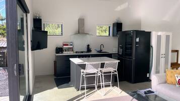Frigorifero, microonde, forno, piano cottura