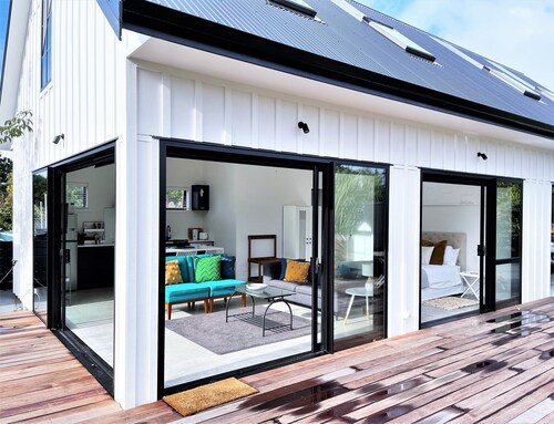 Gorgeous private studio apartment midway between Omaha & Matakana