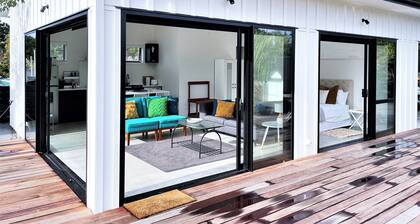 Gorgeous private studio apartment midway between Omaha & Matakana