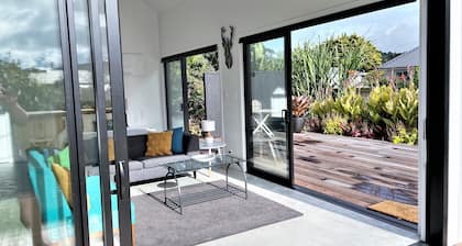 Gorgeous private studio apartment midway between Omaha & Matakana