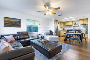 Smart TV - Stunning Private Pool Home | Lanai | Dog Friendly | 10 min to Siesta Key | Perfect Outdoor Living! (Sarasota)