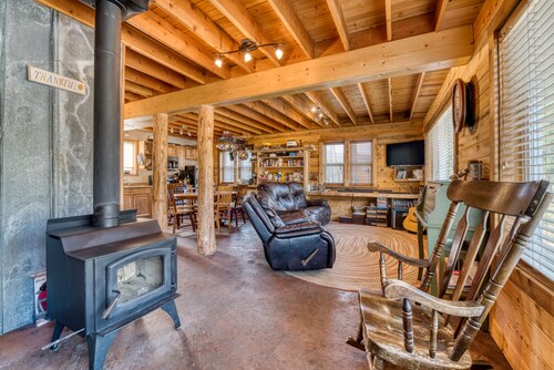 Sula Mountain Retreat with Hot Tub and Fun-filled Shop