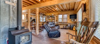 Sula Mountain Retreat with Hot Tub and Fun-filled Shop