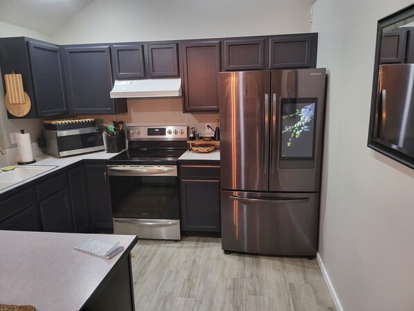 冰箱、微波炉、烤箱、炉灶