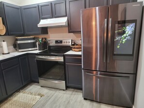 ثلاجة، ميكروويف، فرن، موقد طهي مسطح