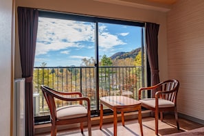 Habitació quàdruple, no fumadors (Japanese Style Room with Low Beds) | Caixa forta a l'habitació, planxa i posts de planxar i wifi gratuïta