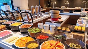 Een buffet met diverse gerechten en bakken.