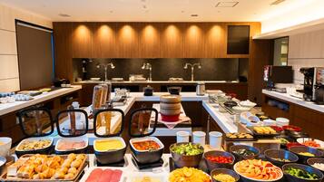 Daily buffet breakfast (JPY 1870 per person)