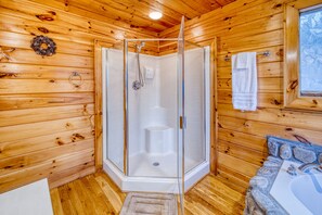 Combined shower/tub, jetted tub, hair dryer, towels