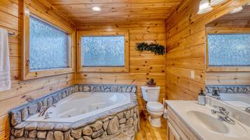 Combined shower/bathtub, jetted bath, hair dryer, towels