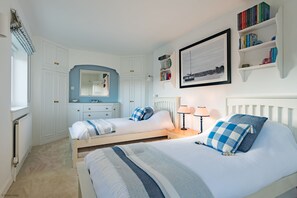6 bedrooms, desk, iron/ironing board, WiFi