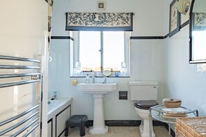 Combined shower/bathtub, hair dryer, towels