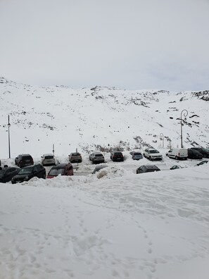 Parkeerplaatsen op het terrein