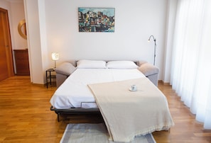 2 chambres, fer et planche à repasser, lit de bébé portatif