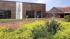 Un bâtiment moderne avec une enseigne indiquant « Clinique ».