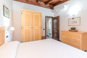 2 bedrooms, iron/ironing board, bed sheets