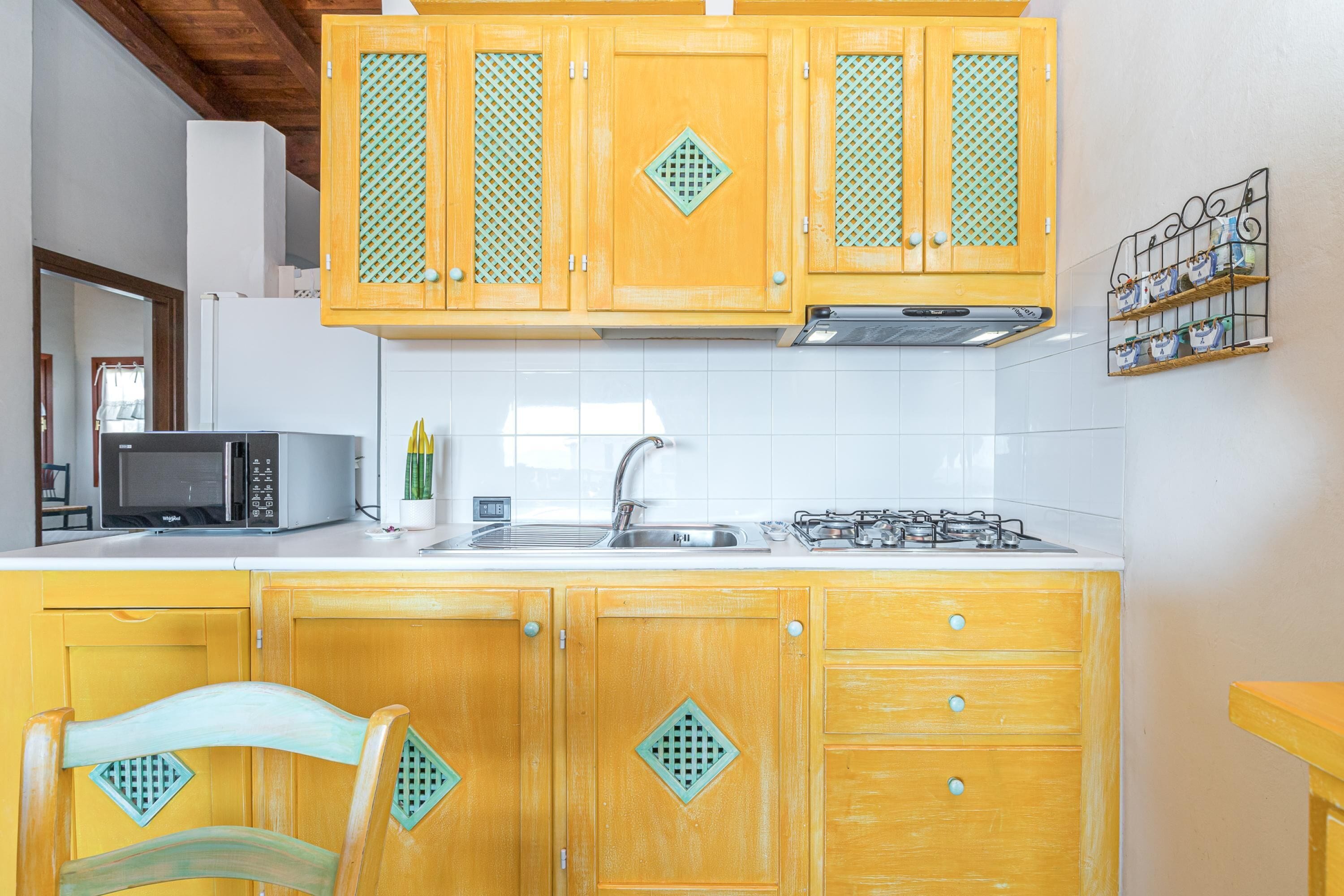 Kühlschrank, Mikrowelle, Herdplatte, Geschirrspüler