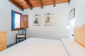 2 makuuhuonetta, silitysrauta/-lauta, vuodevaatteet