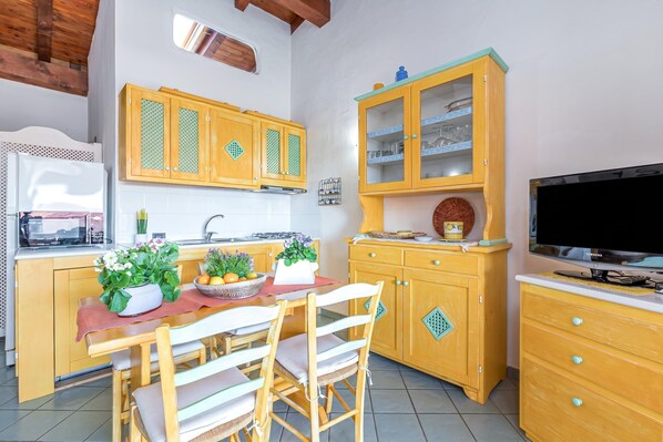 Family Apartment, Multiple Bedrooms (Casa Pitti 200m From The Beach) | Private kitchenette | Fridge, microwave, stovetop, dishwasher - Casa Pitti 200m From The Beach (Golfo Aranci)