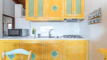 Appartamento familiare, 2 camere da letto (Casa Pitti 200m From The Beach) | Cucina privata | Frigorifero, microonde, piano cottura, lavastoviglie