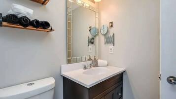 Combined shower/tub, free toiletries, hair dryer, towels