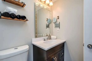 Combined shower/bathtub, free toiletries, hair dryer, towels - Mountainside Resort Condo at Blue (The Blue Mountains)
