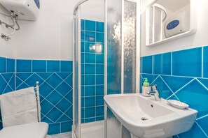 Family Apartment, Multiple Bedrooms, 2 Bathrooms (Erica Primo Piano 150m From the Beach) | Bathroom | Shower, hair dryer, bidet, towels - Appartamenti Erica (Golfo Aranci)