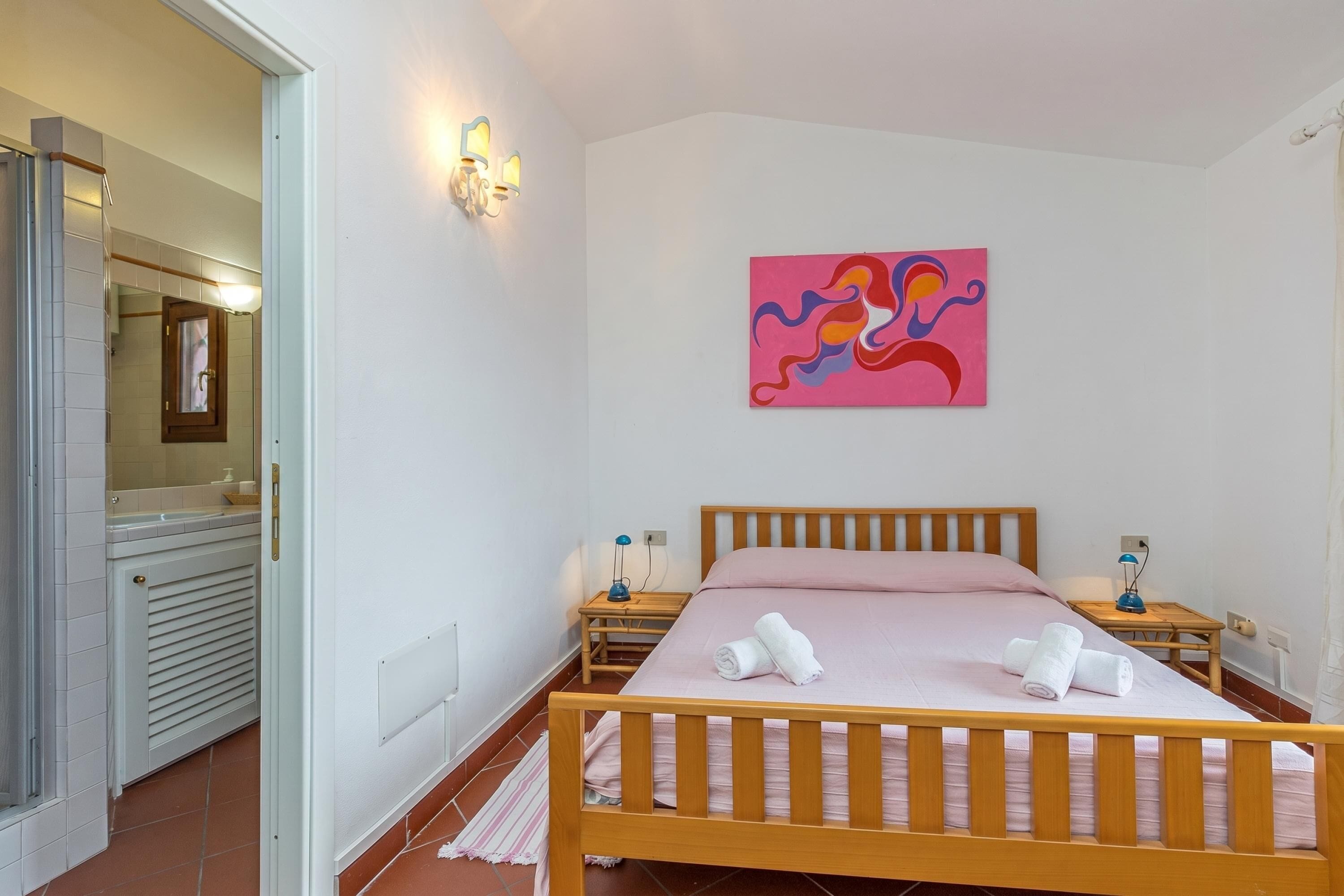 Familie appartement, meerdere slaapkamers, 2 badkamers (Erica Primo Piano 150m From the Beach) | 2 slaapkamers, een strijkplank/strijkijzer, beddengoed