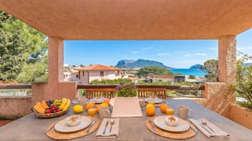 Familienapartment, Mehrere Schlafzimmer, 2 Bäder (Erica Primo Piano 150m From the Beach) | Speisen im Freien