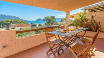 Familienapartment, Mehrere Schlafzimmer, 2 Bäder (Erica Primo Piano 150m From the Beach) | Speisen im Freien