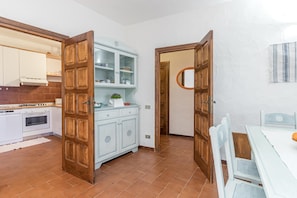 Standard-Apartment, Mehrere Schlafzimmer, 2 Bäder (Erica Piano Terra 150m From the Beach) | Eigene Küche | Kühlschrank, Mikrowelle, Ofen, Herdplatte