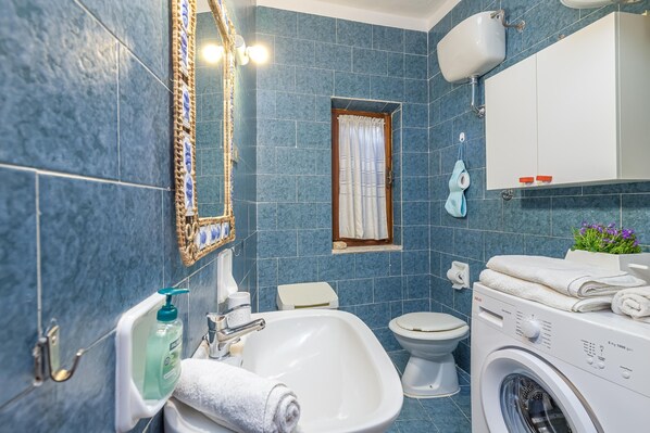 Standard Apartment, Multiple Bedrooms, 2 Bathrooms (Erica Piano Terra 150m From the Beach) | Bathroom | Shower, hair dryer, bidet, towels - Appartamenti Erica (Golfo Aranci)
