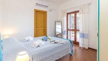 Standard-Apartment, Mehrere Schlafzimmer, 2 Bäder (Erica Piano Terra 150m From the Beach) | 2 Schlafzimmer, Bügeleisen/Bügelbrett, Bettwäsche