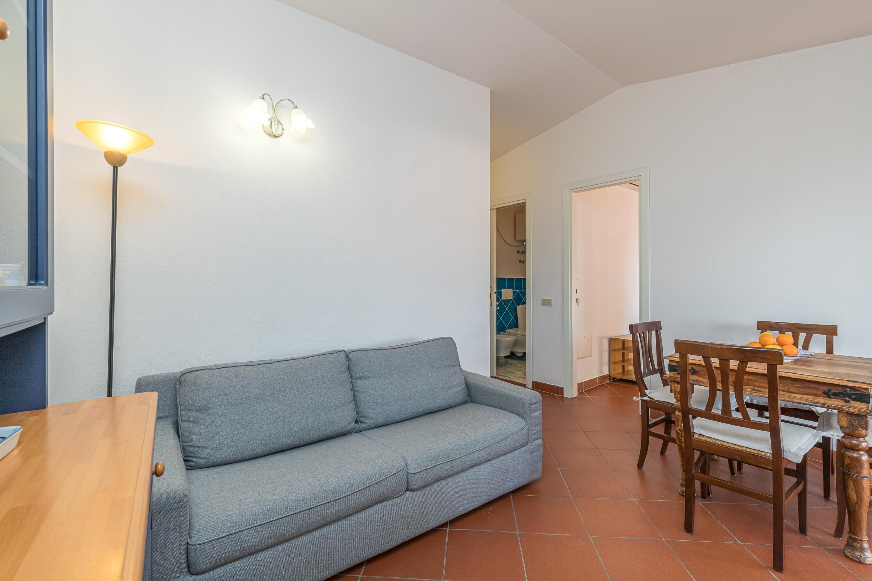 Appartamento familiare, camere multiple, 2 bagni (Erica Primo Piano 150m From the Beach) | Area soggiorno | TV a schermo piatto