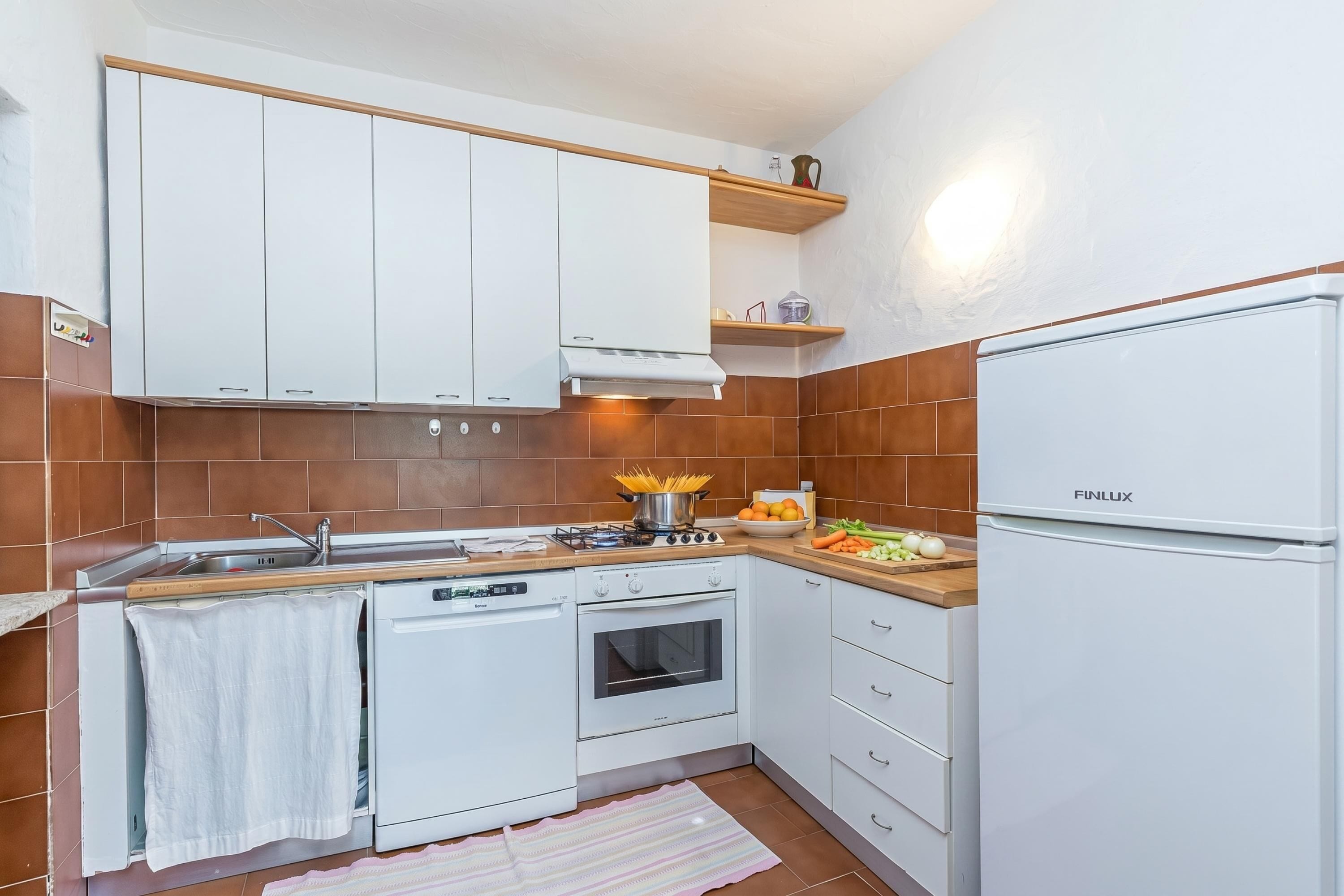 Standaard appartement, meerdere slaapkamers, 2 badkamers (Erica Piano Terra 150m From the Beach) | Privékeuken | Een koelkast, een magnetron, een oven, een kookplaat
