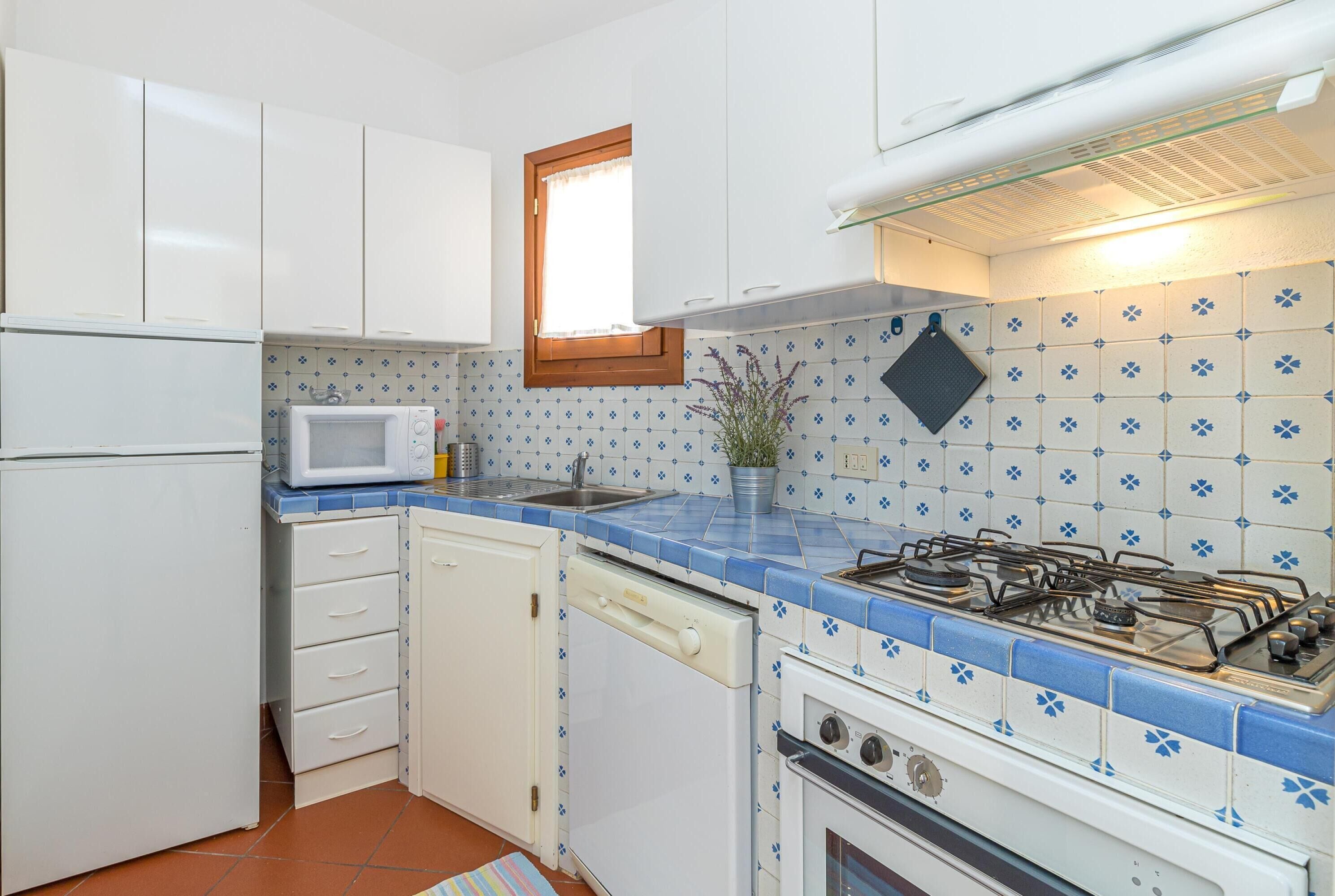 Appartamento familiare, camere multiple, 2 bagni (Erica Primo Piano 150m From the Beach) | Cucina privata | Frigorifero, microonde, forno, piano cottura