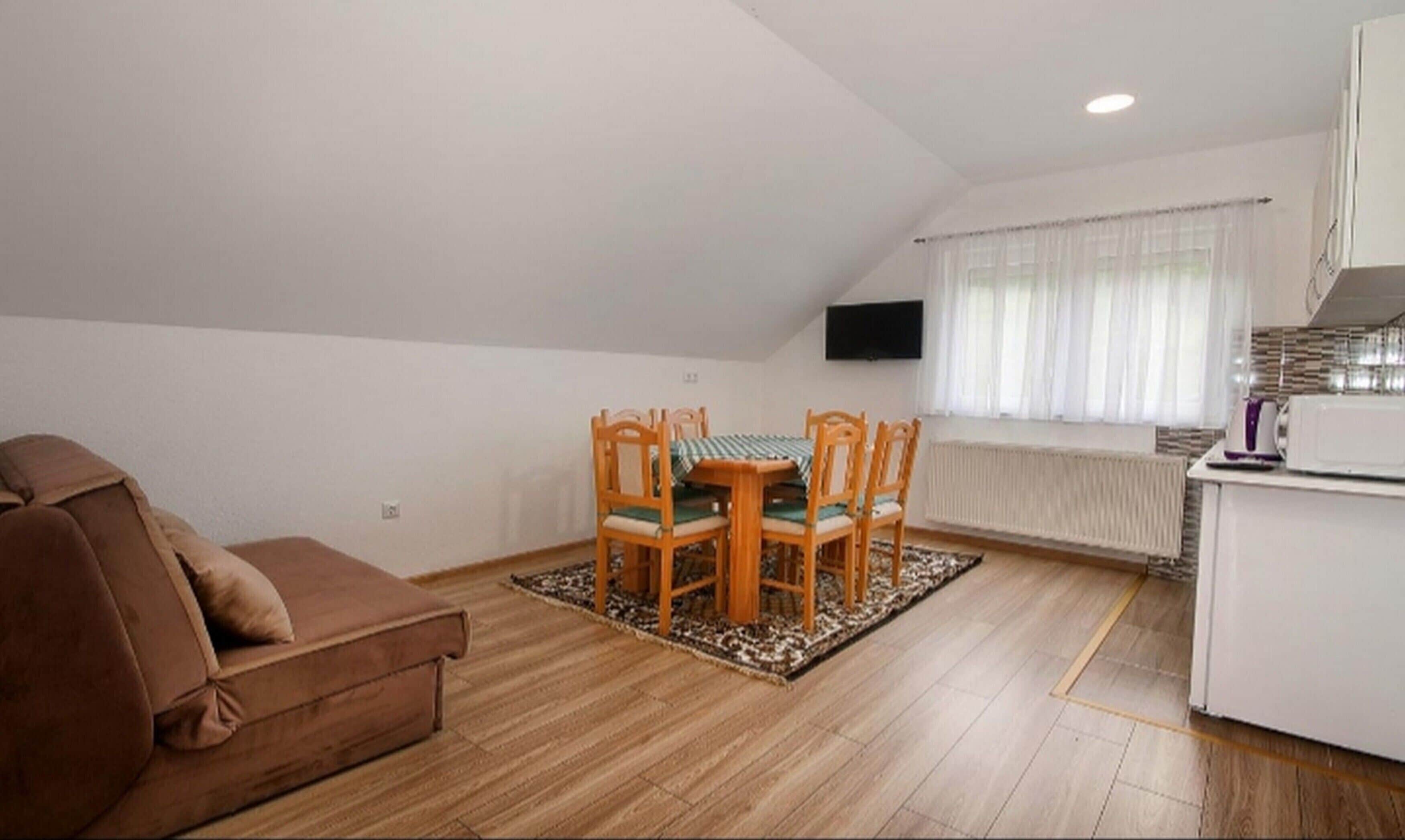 Lägenhet (Two-Bedroom Apartment) | Vardagsrum | 25-tums tv med satellitkanaler