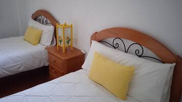 3 slaapkamers, een strijkplank/strijkijzer, reisbedje, gratis wifi