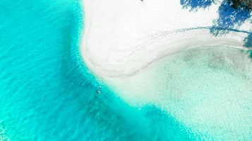 Playa en los alrededores y playa de arena blanca