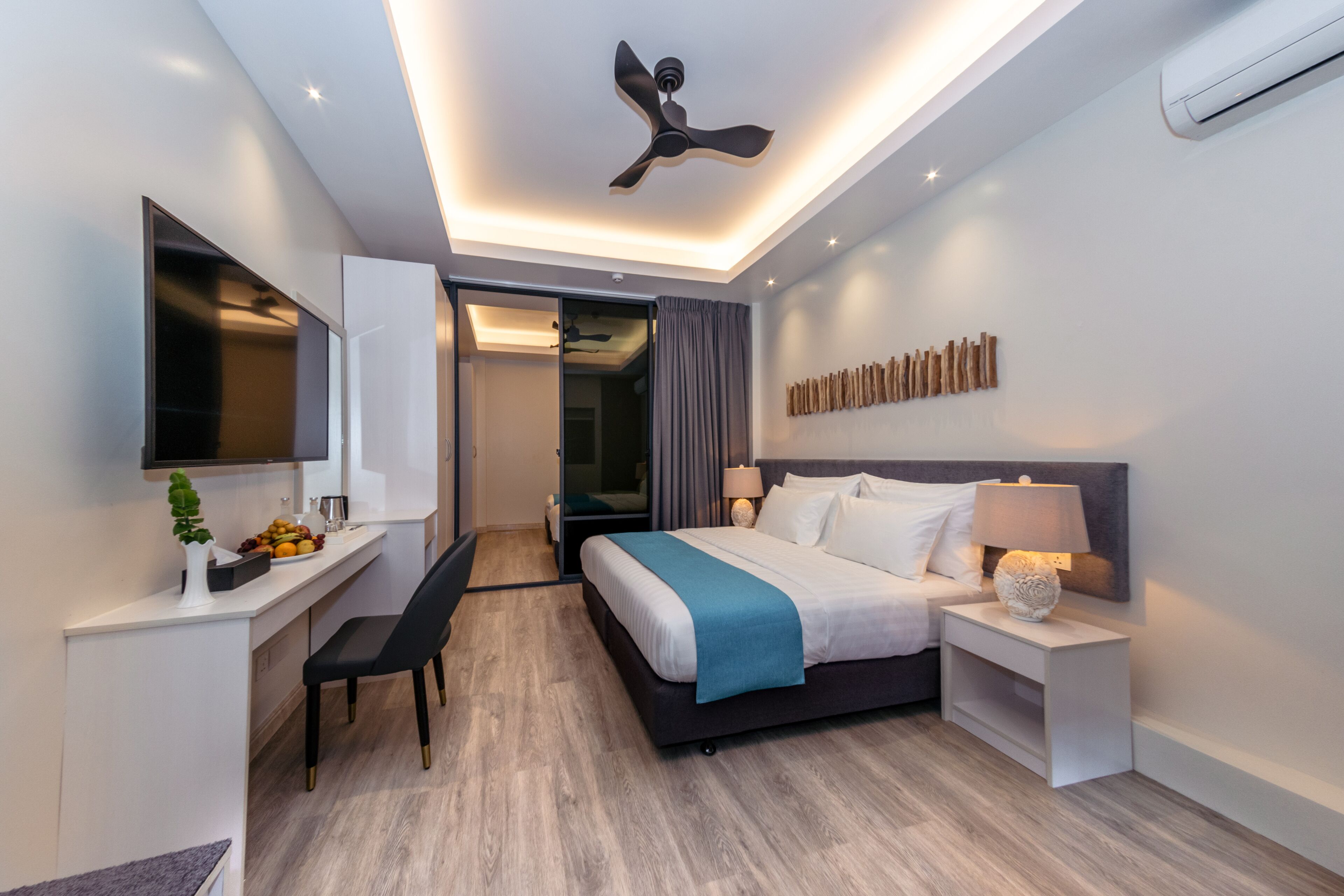 Habitación familiar, 1 habitación | Minibar, caja de seguridad en la habitación y decoración personalizada 