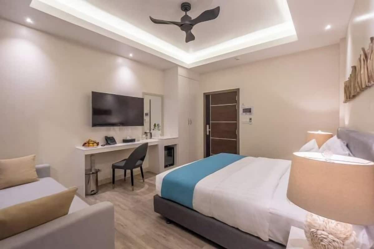 Minibar, caja de seguridad en la habitación y decoración personalizada