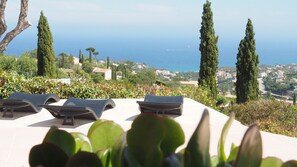 Property grounds - 950m from the sea, Villa 259 has a splendid SEA VIEW, OVERFLOW SWIMMING POOL (les issambres)
